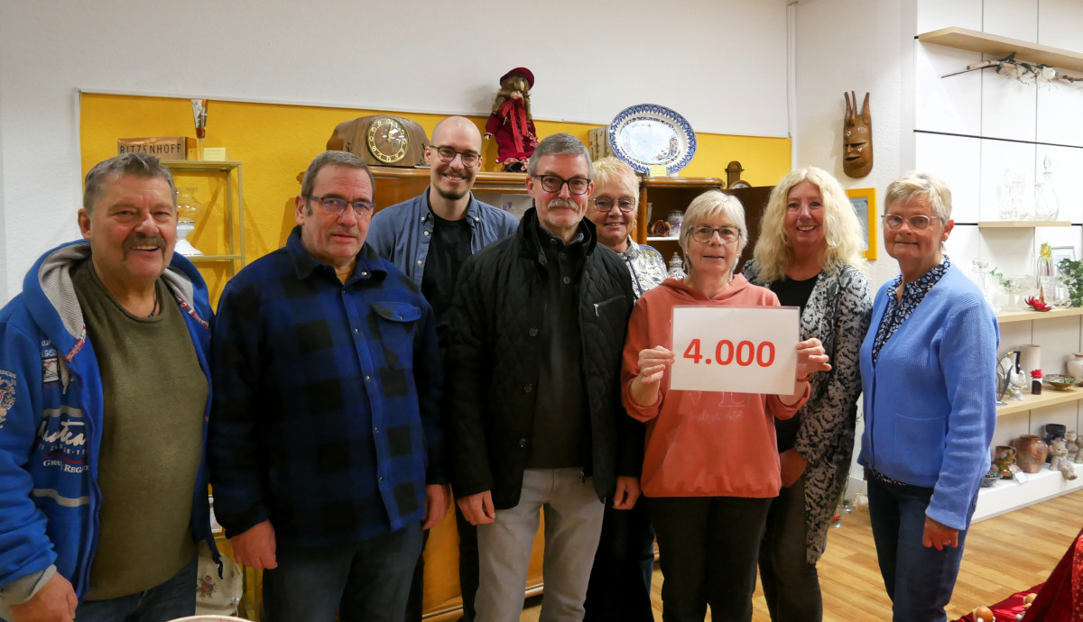 Düt & Dat Spende Die ebenso großzügige wie nachhaltige Düt-&-Dat-Spende über 4000 Euro kommt dem Hörgeschädigten- und Freizeitverein zugute und fließt in Seniorenveranstaltungen der Koordinierungsstelle BEN. Von links: Heinz Rose, Andreas Klinge, Niklas Wilde, Thomas Schlüter, Marita Melcher, Gertrud Schmidt, Martina Oberhaus und Annelie Schlei. Foto: Gaby Brüggemann