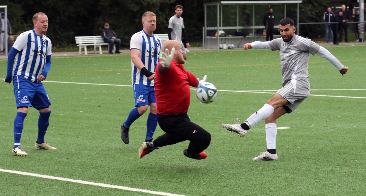In dieser Szene scheitert Eintracht-Stürmer Samet Sahin am Pelkumer Schlussmann. Foto: Wagner