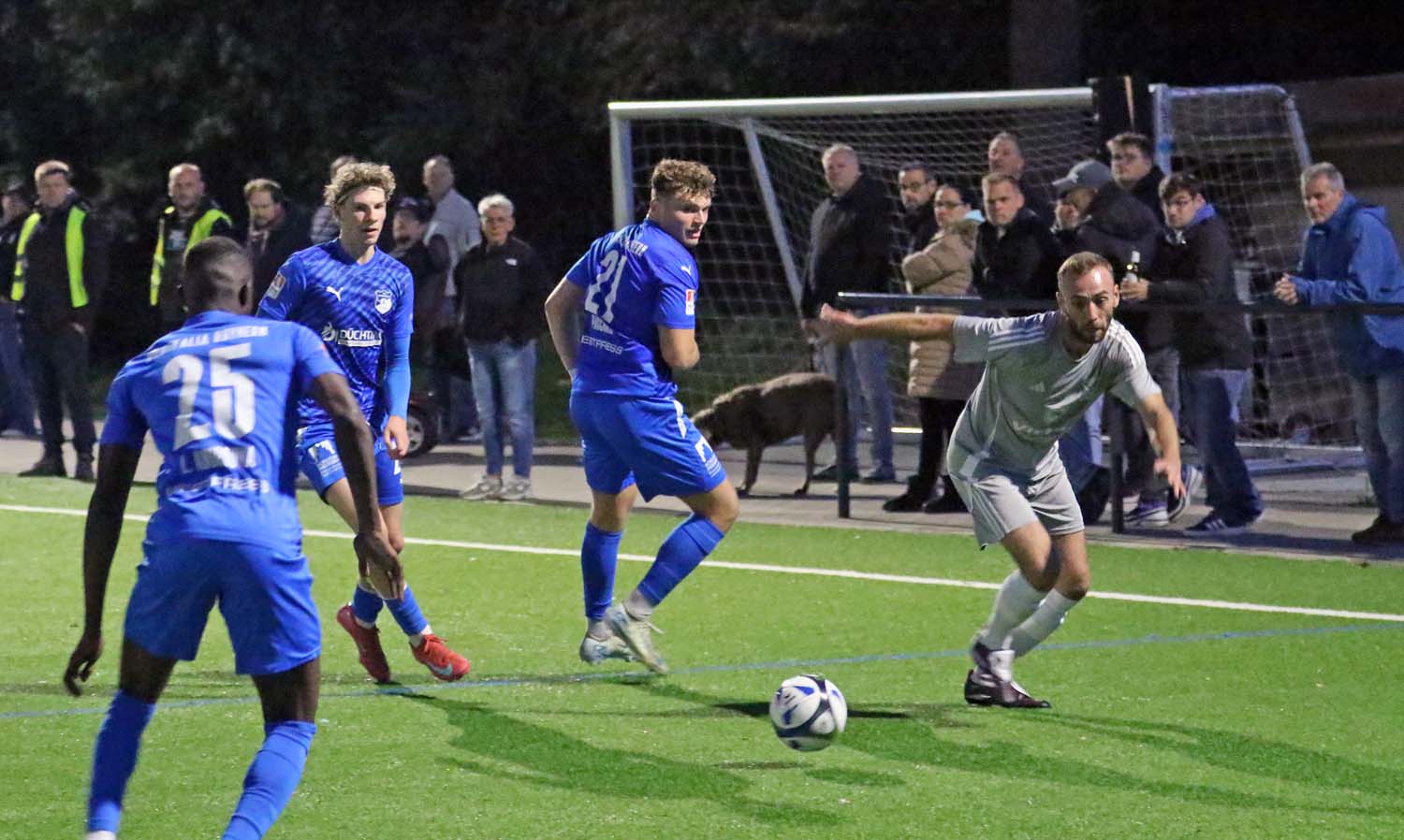 Selten kam die Eintracht einmal gefährlich in der gegnerischen Hälfte an den Ball. Westfalia Rhynern ließ sich nicht überraschen und siegte souverän. Fotos: Wagner