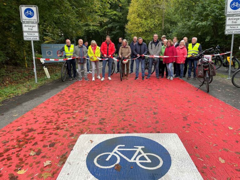 Die Fraktionsvorsitzenden haben gemeinsam die neue Fahrradstraße Am Schloßpark eingeweiht und symbolisch das Band zur Eröffnung durchschnitten. Foto: Gemeinde Nordkirchen/Laouari