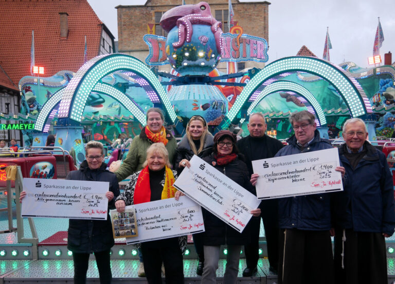 Ein Unentschieden mit vielen Gewinnern: 6.800 Euro Reinerlös kamen beim Otto-Wendler-Fußballspiel zusammen. V.l.: Rebecca Gutzat, Helle Juhl Eggersmann, Heidelore Fertig-Möller, Vivien Wendler, Marion Gloger,Otto Wendler, Bruder Pirmin und Bruder Gisbert. Foto: Gaby Brüggemann