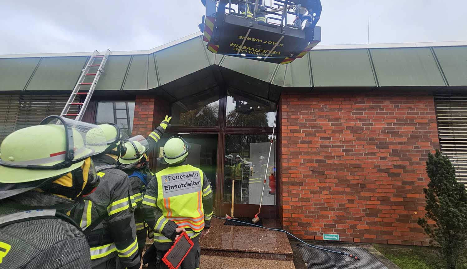 Der Brand unter der Dachhaut wurde mit einem C-Rohr abgelöscht. Fotos: FFW