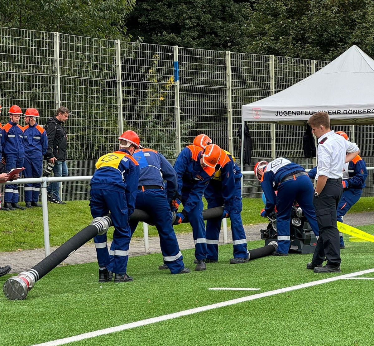 In fünf Disziplinen mussten sich die Jugendlichen der Jugendfeuerwehr bei der Abnahme der Leistungsspange in Wuppertal bewähren. Fotos: Freiwilllige Feuerwehr Werne