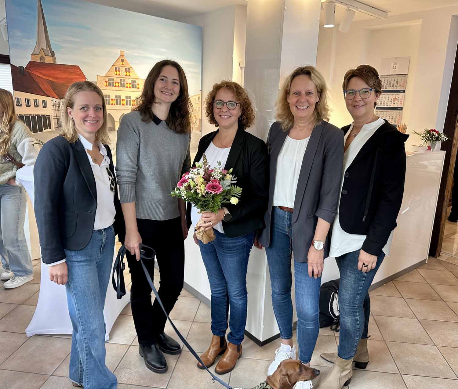 Nicole Micke (mitte) begrüßte auch Elena Tebbe (2. von links) von der Wirtschaftsförderung des Kreises Unna bei der Eröffnung. Foto: privat