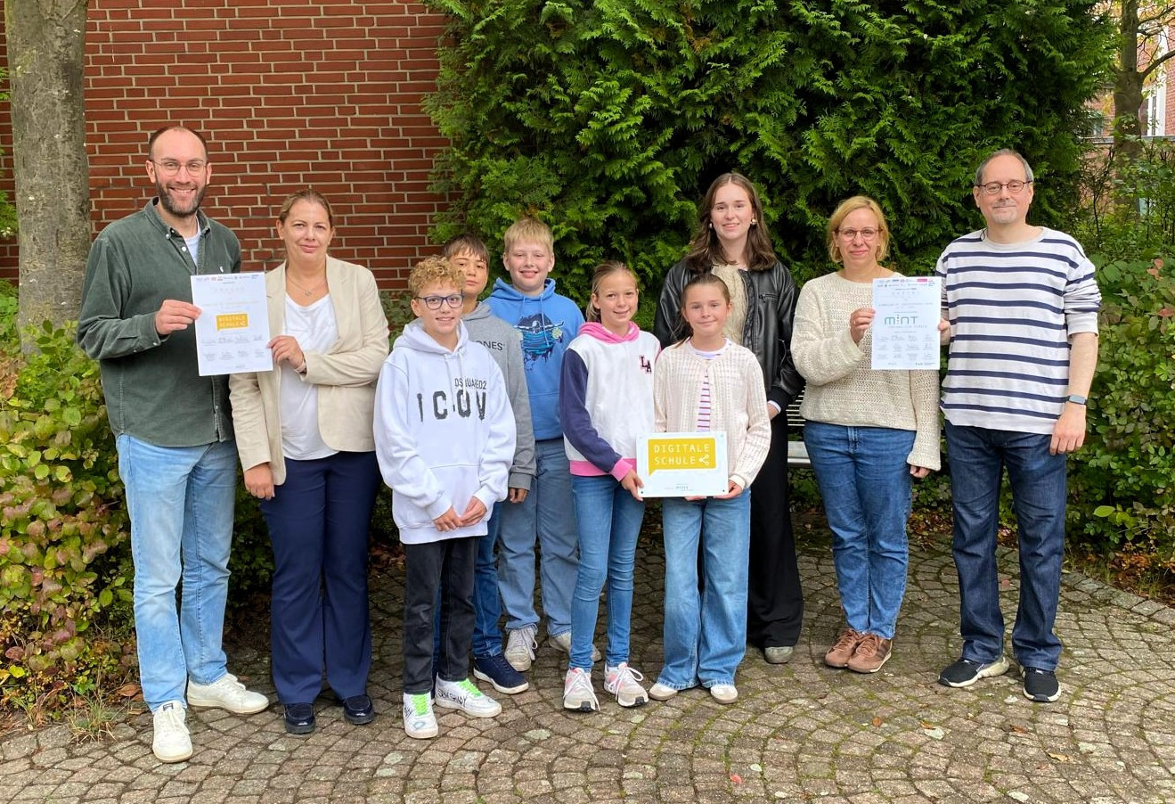 Bei einer feierlichen Ehrungsfeier im Paderborner Heinz Nixdorf Museumsforum nahmen die beiden Lehrkräfte Johanna Hagedorn und Sebastian Krieter beide Zertifikate stellvertretend für das GSC entgegen. Foto: privat