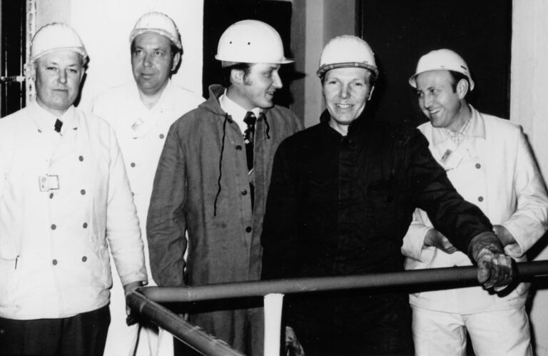 Wolfgang Lünig (rechts mit seinen Kollegen vom der VEW. Lünig dokumentierte die Arbeiten mit seiner Kamera – vom Fundament bis zur Vollendung des 280 Meter hohen Bauwerks.