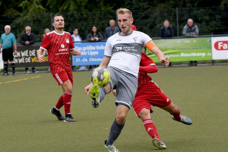 Kurz vor dem Schlusspfiff musste die WSC-Abwehr um Nico Holtmann zwei Treffer hinnehmen. Archivfoto: MSW