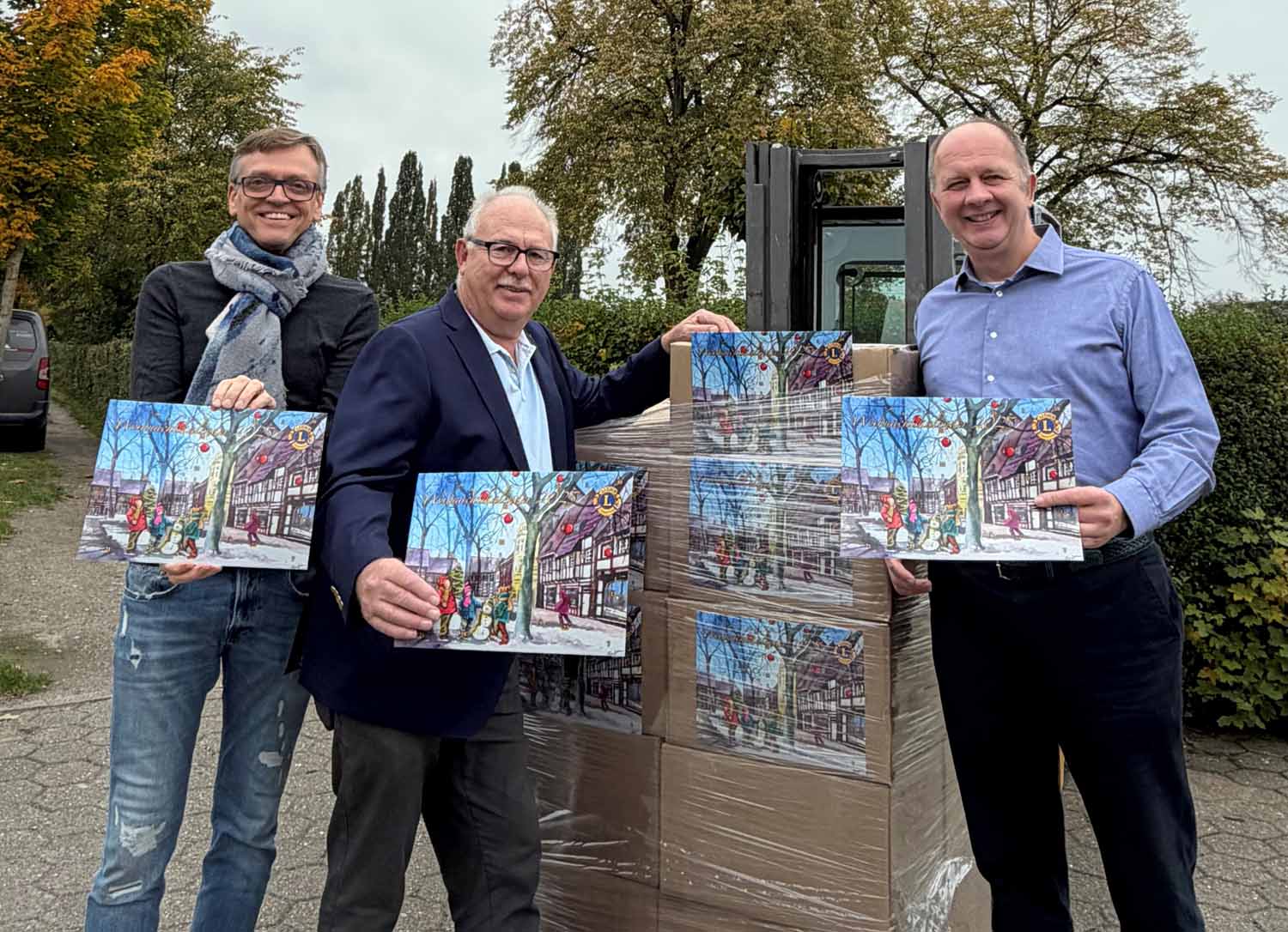 Gerd Walters (von links), Michael Zurhorst und Dr. Peter Brautlecht präsentieren den Weihnachtskalender 2025 des Lions Clubs Werne in Westfalen. Foto: privat