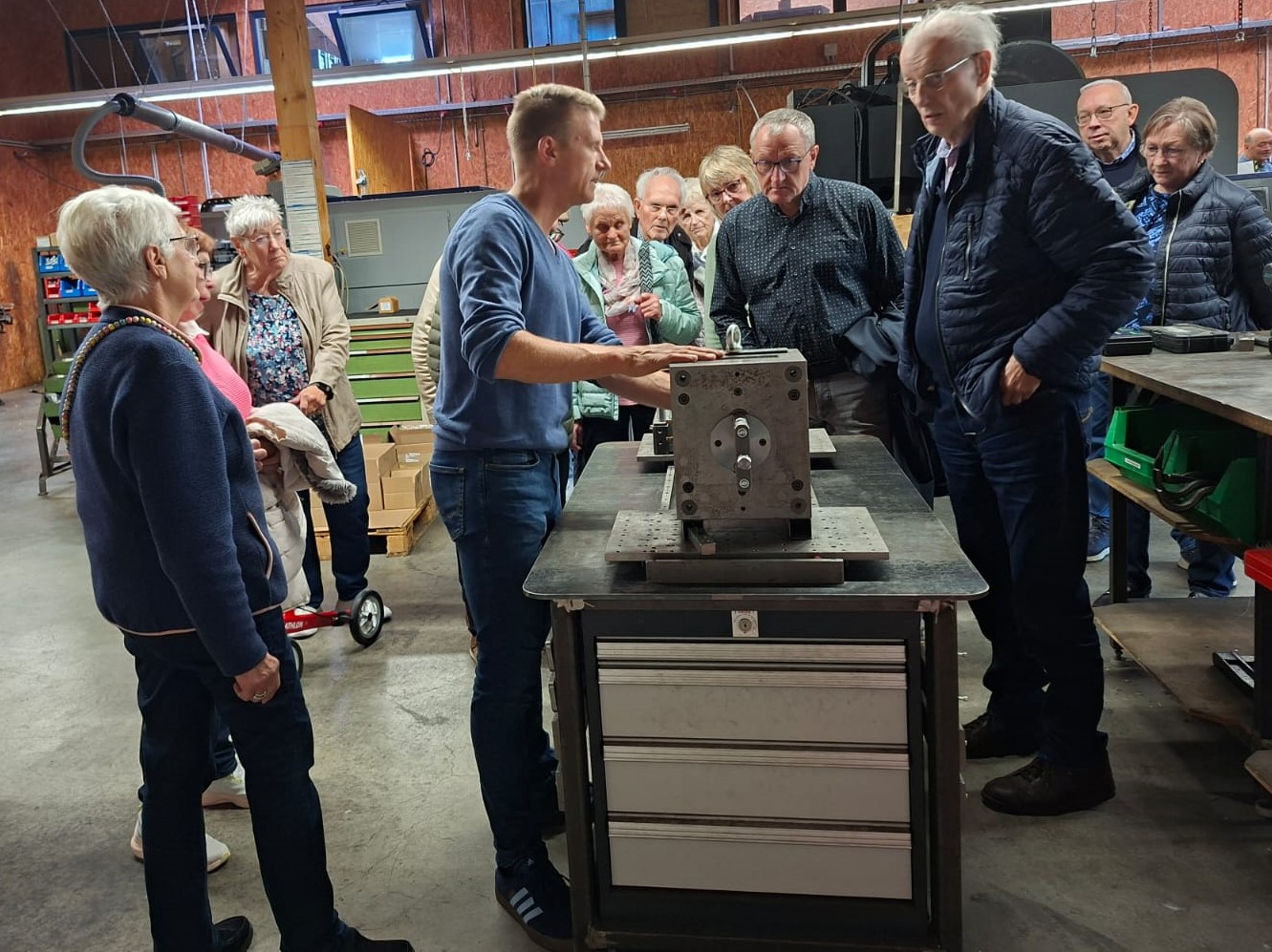 Einblicke in den Arbeitsalltag der Firma Krampe Metallbau in Herbern erhielten Mitglieder der Kolpingsfamilie Werne. Foto: privat