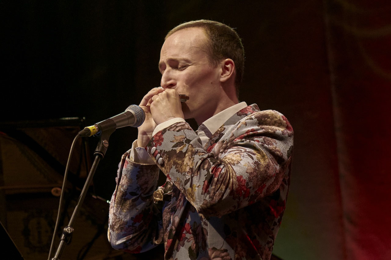Konstantin Reinfeld ist ein Virtuose mit der Mundharmonika. Am 9. Oktober ist er auf Einladung der Musikfreunde zu Gast in Werne. Foto: privat