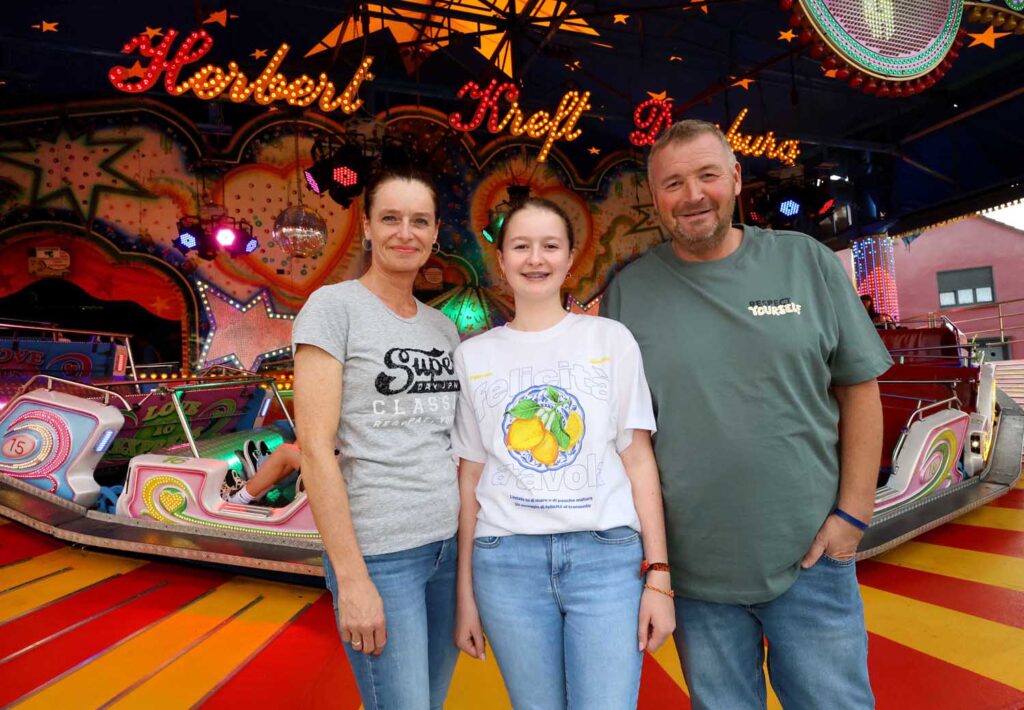 Mischa Kreft, Ehefrau Gertrud und Tochter Kelly fühlen sich in Werne wohl. Wie gewohnt ist die Schaustellerfamilie aus Duisburg jetzt wieder bei Sim-Jü dabei. Foto: Volkmer