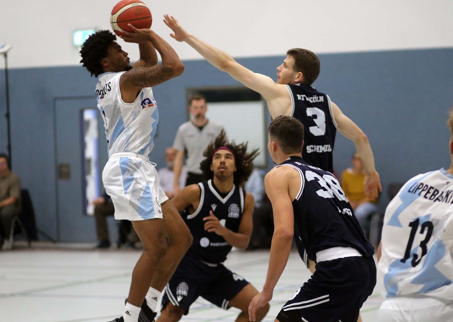 Richard Mitchell (links) führte die LippeBaskets zum Auswärtserfolg in Herford. Foto: Wagner