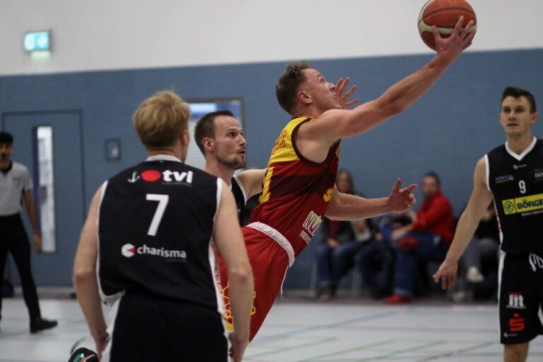 Kapitän Lukas Wiedey und die LippeBaskets stemmten sich gegen die Niederlage, waren am Ende aber chancenlos gegen clevere Gäste aus Ibbenbüren. Fotos: Wagner