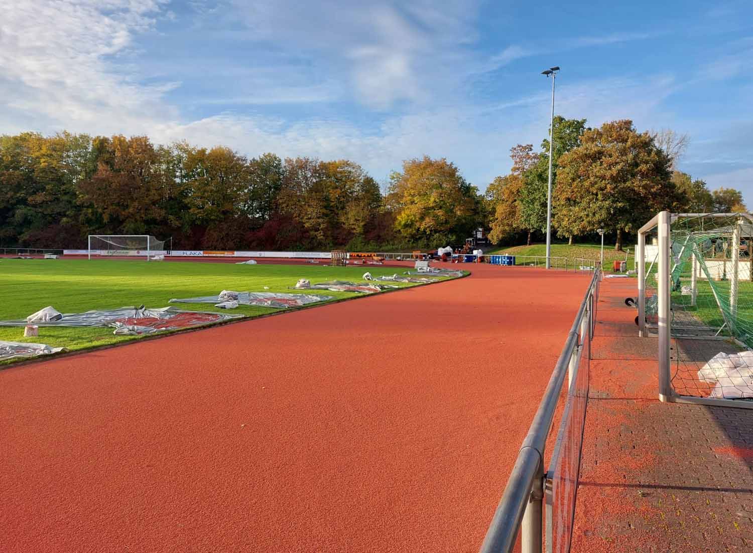 Bei bestem Herbstwetter kamen gestern die Arbeiten an der Laufbahn im Dahl voran. Doch ab heute ist Regenwetter angekündigt. Hat das Auswirkungen auf das geplante Sim-Jü- Fußballspiel im Dahl? Foto: Wagner
