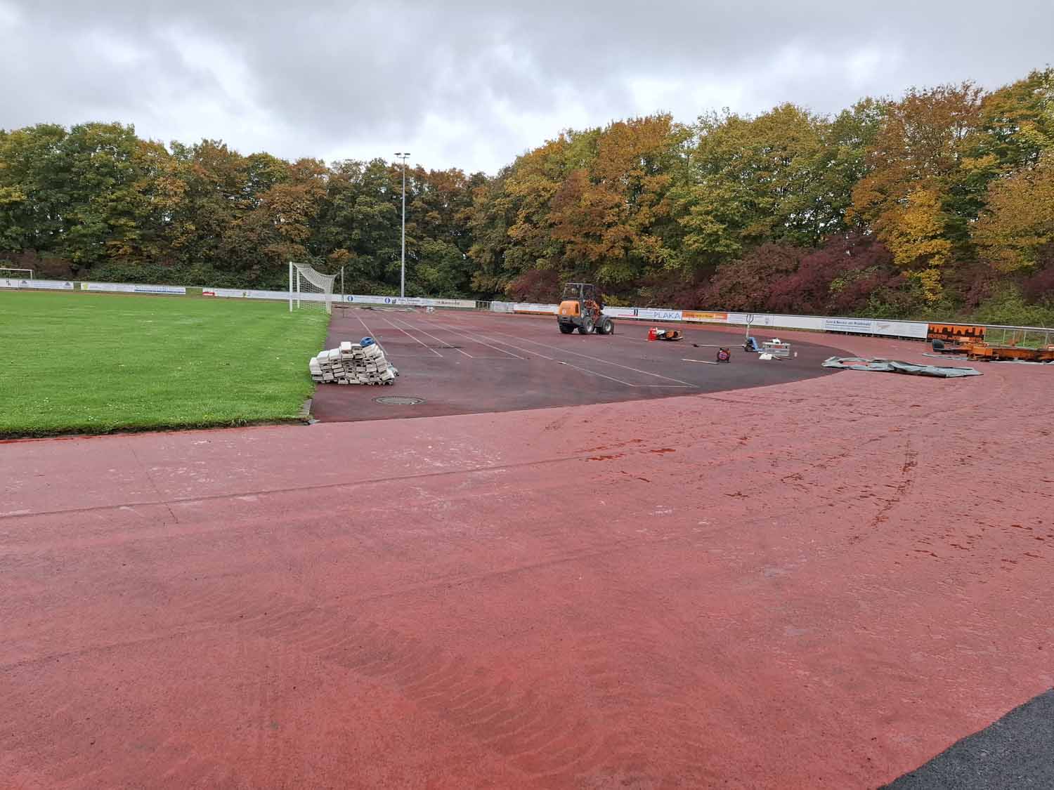 Die Erneuerung der Kunststofflaufbahn im Sportzentrum Dahl verzögert sich. Das hat Folgen für die Sportabzeichen-Abnahme. Foto: SSV