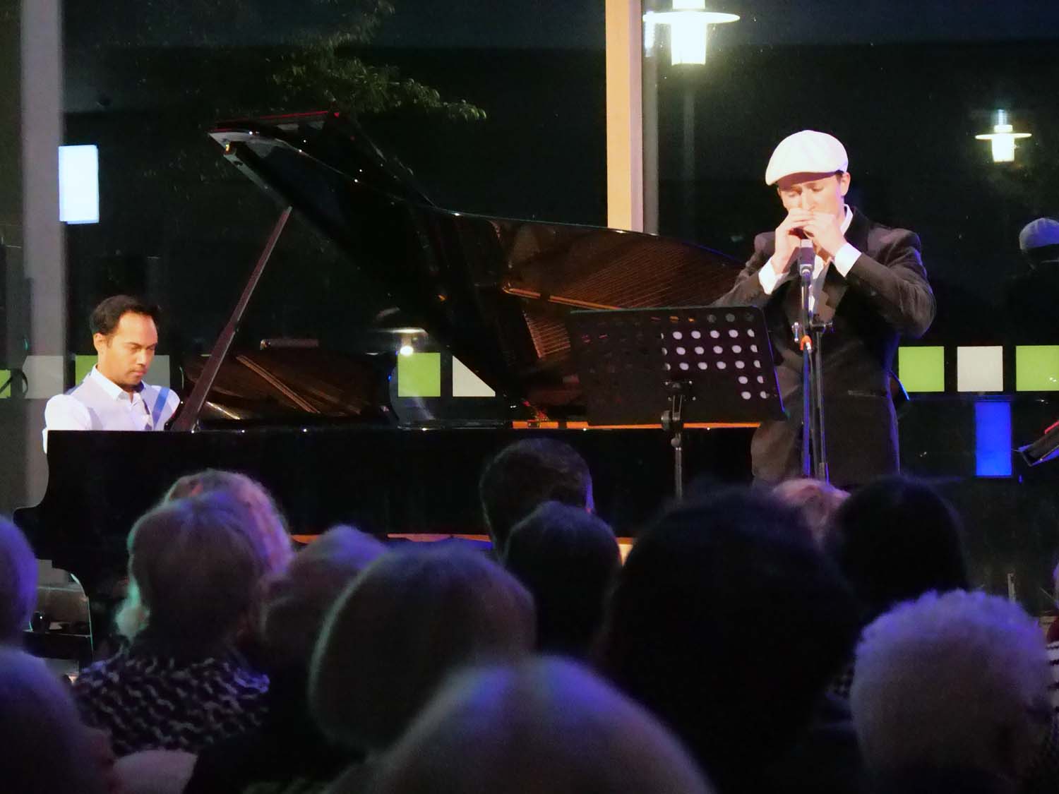 Wenn die Mundharmonika zur Konzertflöte wird: Konstantin Reinfeld und Benyamin Nuss am Klavier gaben für die Musikfreunde Werne ein ungewöhnliches Konzert. Foto: Schwarze