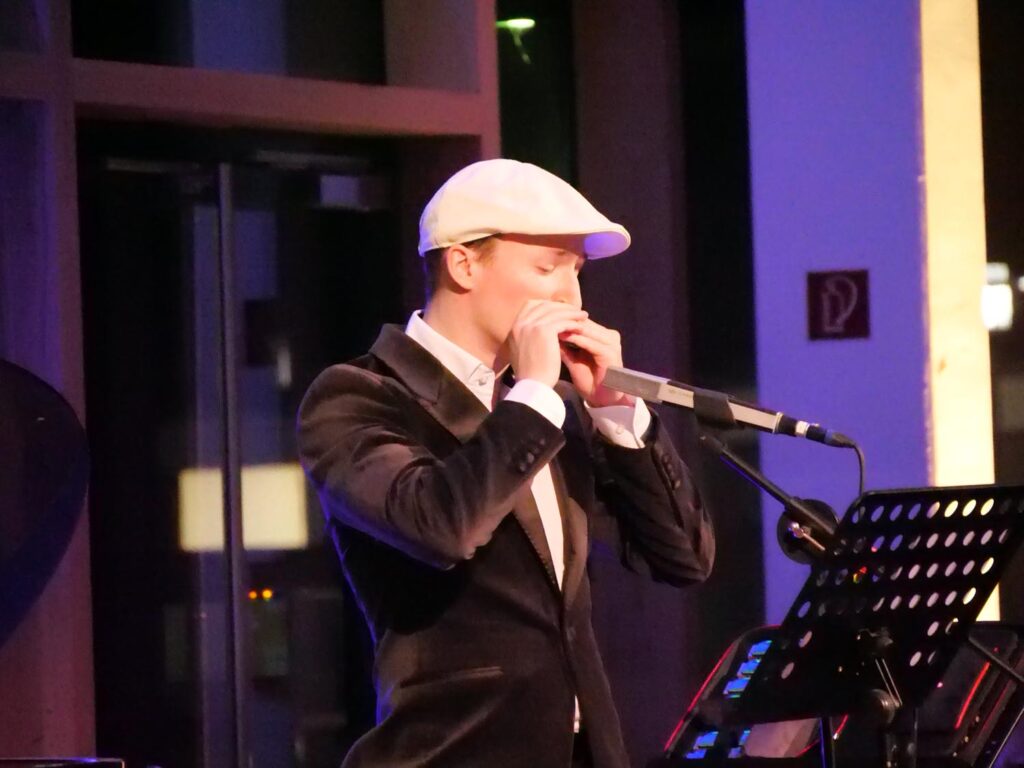 Konstantin Reinfeld an der Mundharmonika. Foto: Schwarze