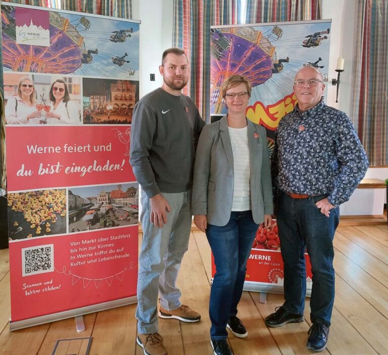 Rudolf Meisner (links) ist der neue Marktmeister. Unterstützt wird er von einem seiner Vorgänger, Jürgen Menke, sowie Ordnungsamtsleiterin Petra Jäger. Foto: Gaby Brüggemann