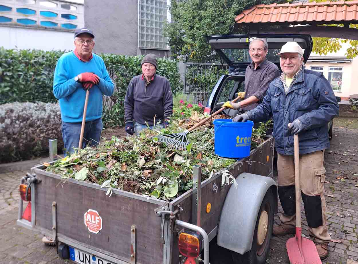 Fleißige Helfer des Heimatvereins machten den Museumsgarten herbst- und winterfest. Foto: Verein