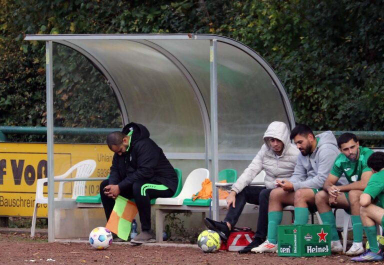 Niedergeschlagen verbrachte SVS-Trainer Yassine Najih die erste Zeit nach dem Schlusspfiff auf der Auswechselbank. Einen Kommentar zum 0:11-Debakel im Keller-Duell wollte er nicht abgeben. Fotos: Wagner