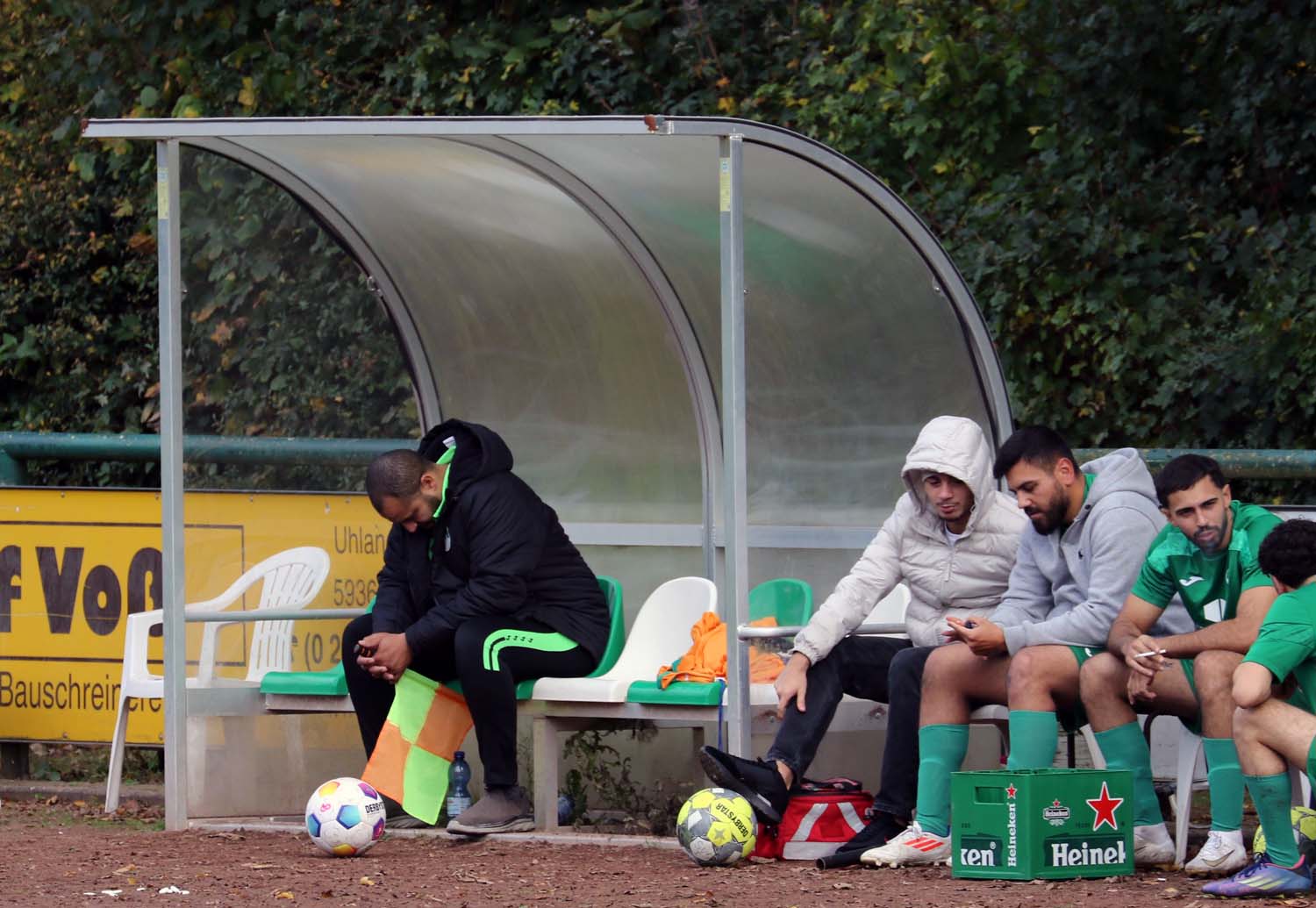 Niedergeschlagen verbrachte SVS-Trainer Yassine Najih die erste Zeit nach dem Schlusspfiff auf der Auswechselbank. Einen Kommentar zum 0:11-Debakel im Keller-Duell wollte er nicht abgeben. Fotos: Wagner