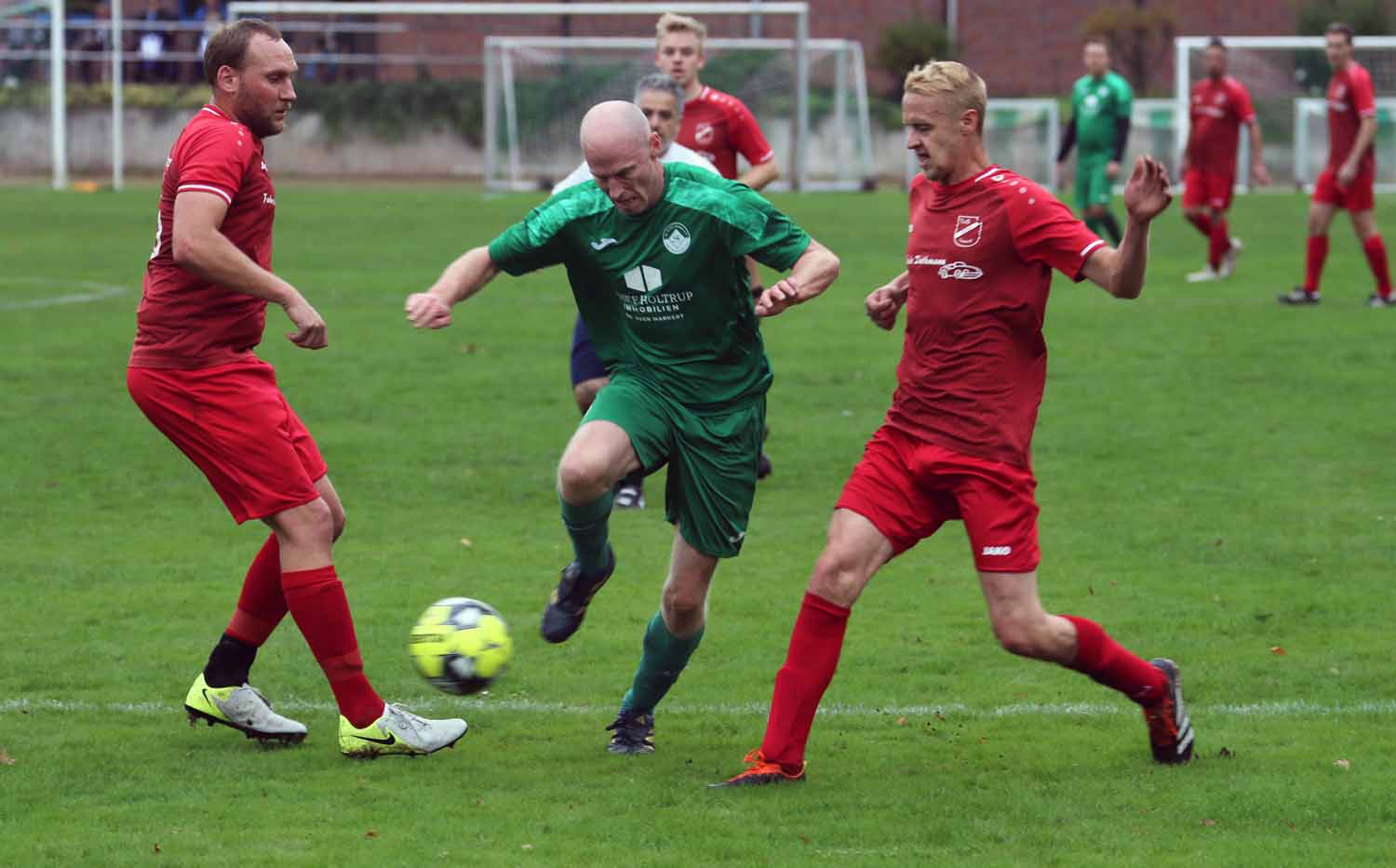 Der SV Stockum zieht Konsequenzen aus dem bisherigen Saisonverlauf: Die zweite Mannschaft rückt hoch in die Kreisliga B. Der bisherige Trainer Yassine Najih und die meisten Spieler wurden von ihren Aufgaben entbunden. Routinier Matias Strothmann (mitte) bleibt dem SVS erhalten. Foto: Wagner