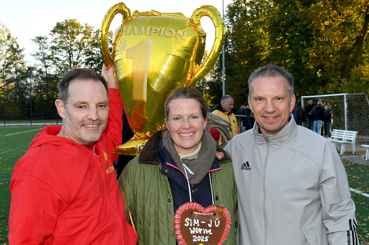 SimJue-Fussball-31 Der Spaß stand im Vordergrund des 52. Otto-Wendler-Fußballspiels: (v.l.) Lars Müller, Helle Eggersmann und Thomas Berndsen.