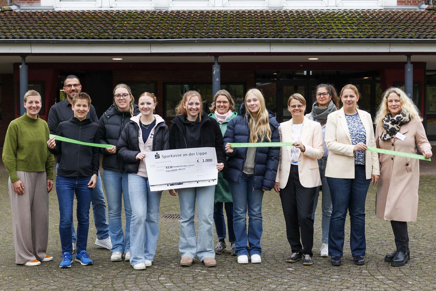 Anwesend bei der Übergabe der Spenden waren Vertreter/innen der KEW (Kinderheim Erziehungshilfe Werne), des Kinderhospizvereins Lünen und der Jugendhilfe Werne. Foto: privat