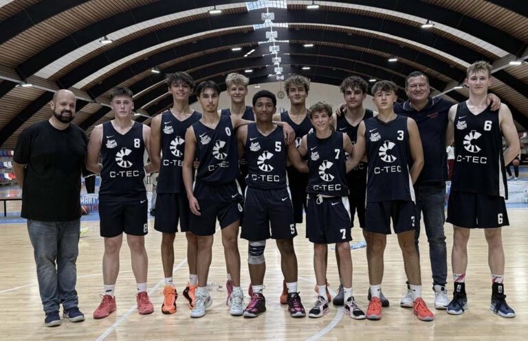 Headcoach Tim König (links) freut sich über den gelungenen Auftakt seiner U18 in der Regionalliga. Foto: Verein