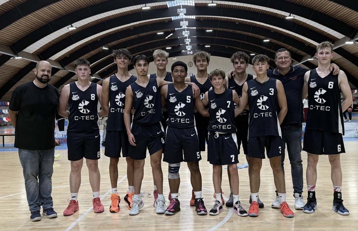 Headcoach Tim König (links) freut sich über den gelungenen Auftakt seiner U18 in der Regionalliga. Foto: Verein