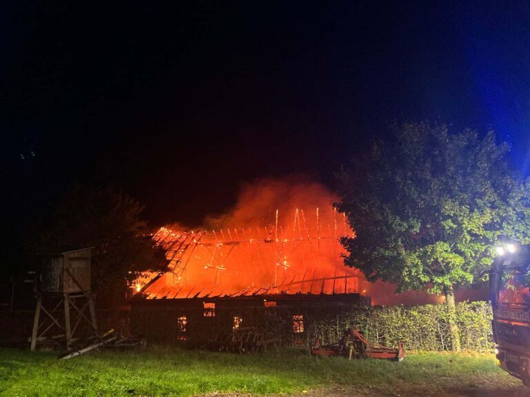Der Großteil des Gebäudes in Herbern, inklusive der montierten Photovoltaikanlage, wurde durch den Brand zerstört. Foto: Polizei Coesfeld
