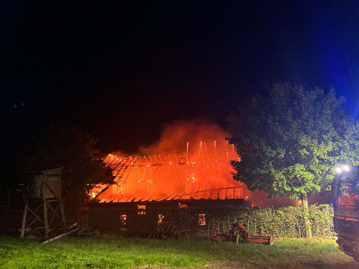 Der Großteil des Gebäudes in Herbern, inklusive der montierten Photovoltaikanlage, wurde durch den Brand zerstört. Foto: Polizei Coesfeld