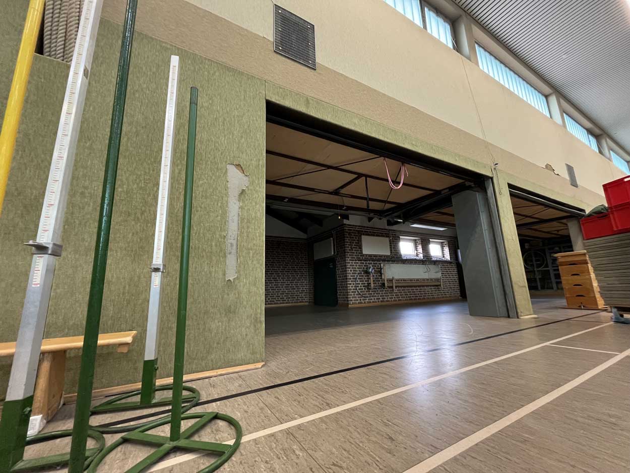 Der Prallschutz in der Turnhalle an der Grundschule in Südkirchen ist in die Jahre gekommen und muss erneuert werden. Auch der Hallenboden wird ausgetauscht. Foto: Gemeinde Nordkirchen/Hauck