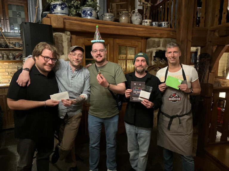 Die Gewinnerteams "QuizQuizBangBang" (1. Platz), die "Brain-Storm-Trooper" (2. Platz) und die "BBQuizzer" (3. Platz)". Fotos: privat