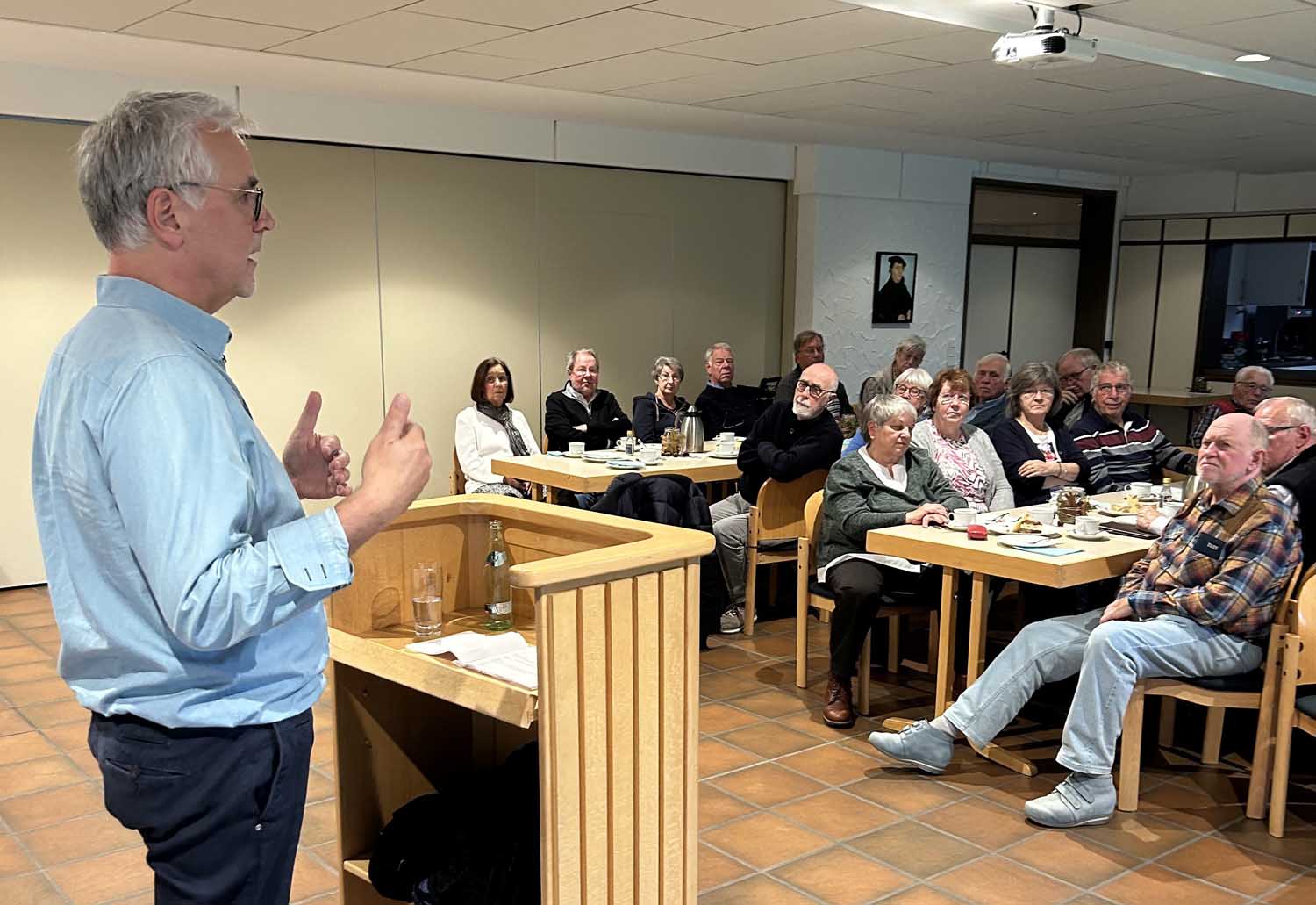 Im Anschluss ging Chefarzt Norbert Pfundtner noch auf die Fragen der interessierten CDU-Seniorinnen und Senioren ein, die eine insgesamt hoch interessante und lehrreiche Veranstaltung erlebten. Foto: Reinhard Hasler