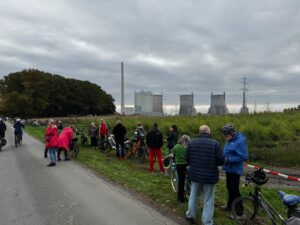 Hunderte Schaulustige wohnten der Sprengung des Schornsteins am Gersteinwerk bei. Foto: Isabel Schütte