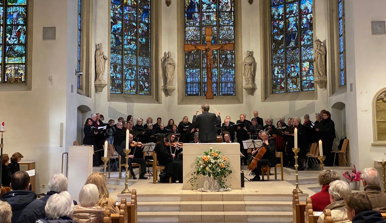 Unter der Leitung von Hans-Joachim Wensing entfalteten die Chöre Vocapella und Verina-Ensemble gemeinsam mit dem Rheinischen Oratorien-Orchester ein Programm von seltener Geschlossenheit und Klangfülle. Fotos: privat