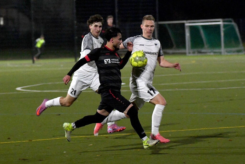 Gemeinsam versuchen Marlon van Hettinga (l.) und Dominik Dupke (r.) den schnellen Moataz Omar zu stoppen. Foto: MSW