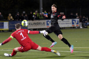 Überlegt hebt Jannik Prinz den Ball über FCN-Schlussmann Philipp Sandhowe zum 3:2-Siegtreffer ins Tor. Foto: MSW