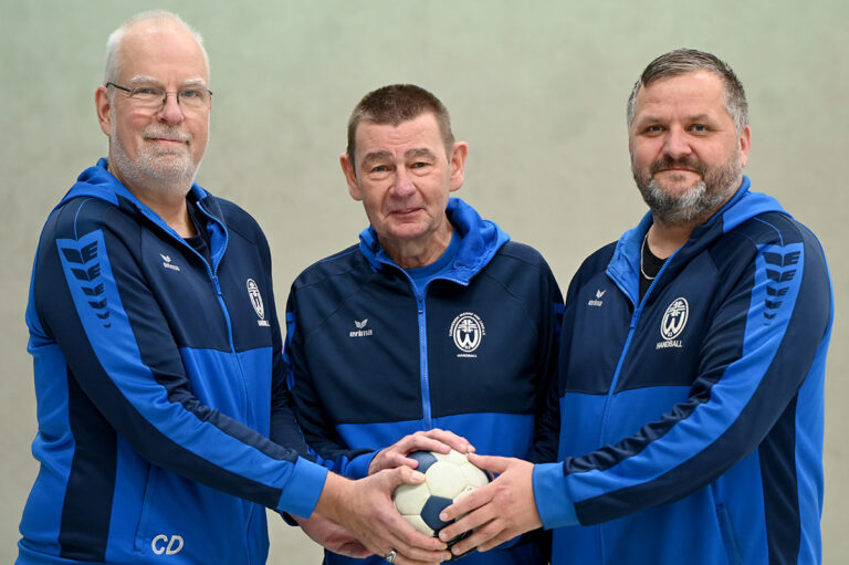 Christian Dahmen (l.), sportlicher Leiter der TV-Handballer, und Björn Biermann (r.), zweiter Geschäftsführer, setzen auch in der nächsten Saison die Zusammenarbeit mit Wolfgang Meier als Trainer der ersten Herrenmannschaft fort. Foto: MSW