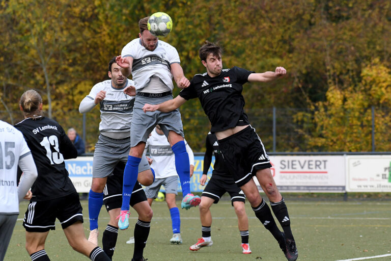 Gegen die großgewachsenen Lembecker Abwehrspieler hatte der Werner SC oft das Nachsehen. Hier gewinnt Jannik Prinz das Kopfballduell. Foto: MSW