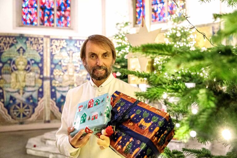 Pater Tobias sammelt in seiner Heimatstadt Werne Geschenke für Kinder aus finanzschwachen Familien in Duisburg. Foto: Projekt LebensWert