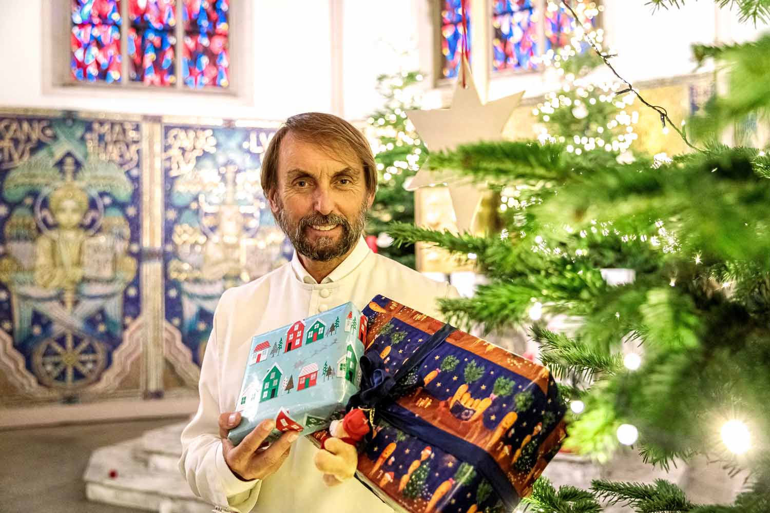 Pater Tobias sammelt in seiner Heimatstadt Werne Geschenke für Kinder aus finanzschwachen Familien in Duisburg. Foto: Projekt LebensWert