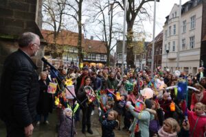 Pfarrdechant Jürgen Schäfer trug die Martinsgeschichte vor. Auf den Heiligen Mann zu Pferd mussten die Teilnehmenden allerdings verzichten. Fotos: Isabel Schütte