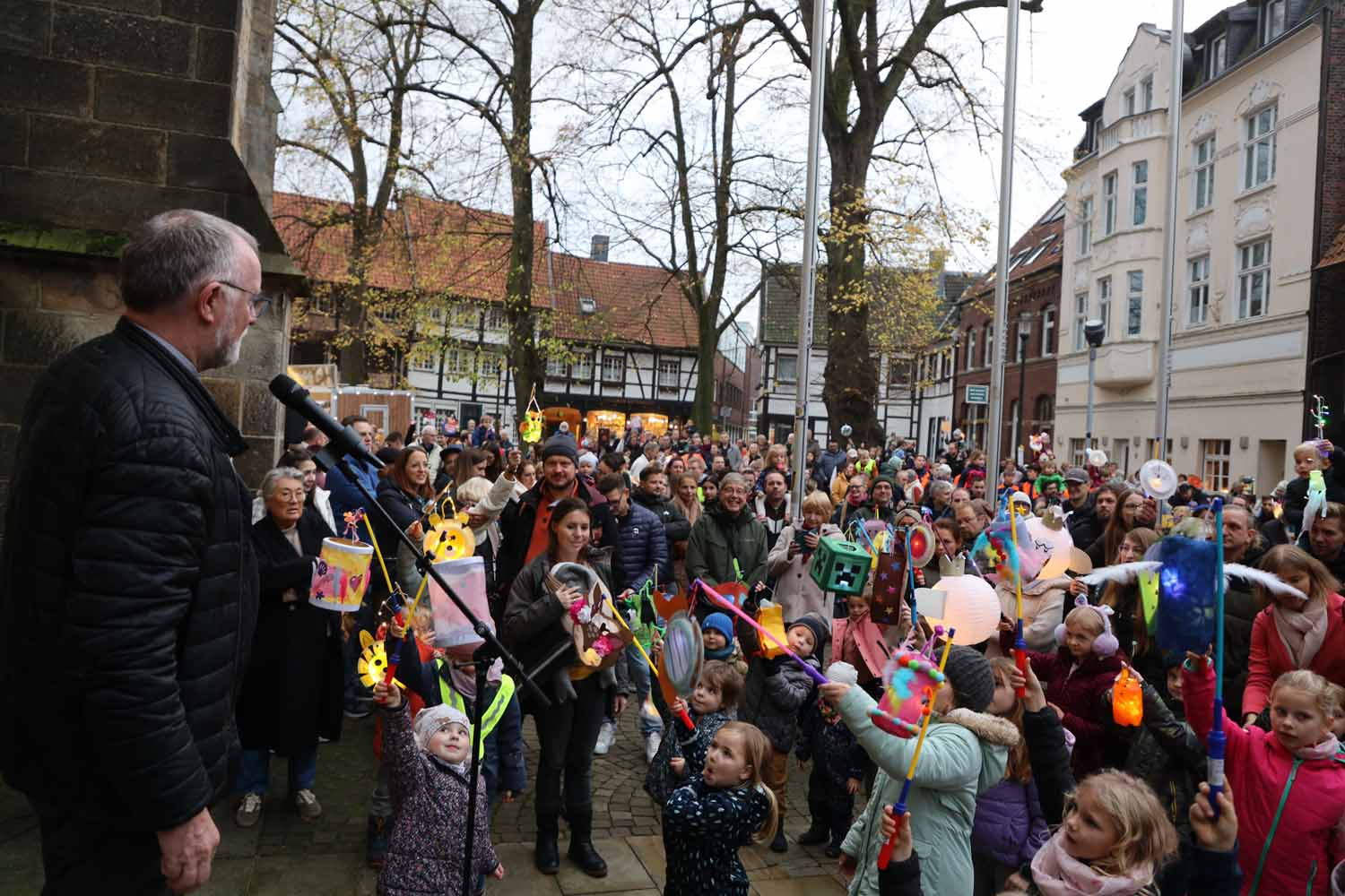 Pfarrdechant Jürgen Schäfer trug die Martinsgeschichte vor. Auf den Heiligen Mann zu Pferd mussten die Teilnehmenden allerdings verzichten. Fotos: Isabel Schütte