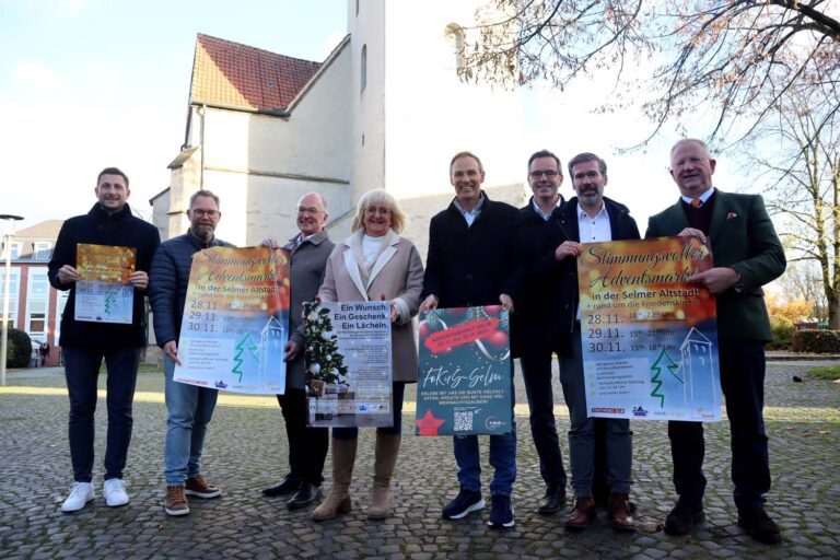 Der Adventsmarkt 2025 steht vor der Tür. Markus Droste (v.l./Westenergie), David Ruschenbaum (Stadtmarketing), Thomas Lensing (Volksbank Selm-Bork), Berit Seifert (FoKuS), Volker Brüning (Apotheken Brüning), Markus Jungeilges, Christoph Lasek (beide Stadtwerke Selm) und Bürgermeister Heinz-Georg Mors freuen sich auf die Veranstaltung. Foto: Stadt Selm / M. Woesmann