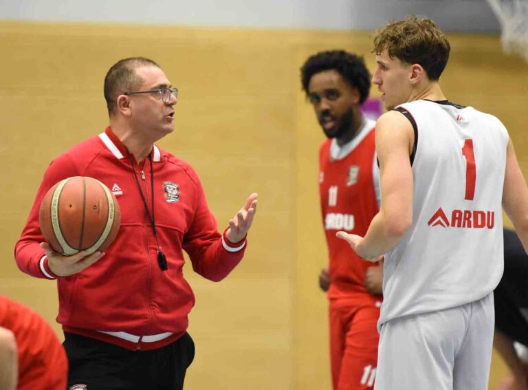 Ivan Rosic, früher auch lange Trainer in Werne, bereitet die HammStars auf das Derby gegen die LippeBaskets vor. Fotos: Rainer Gudra