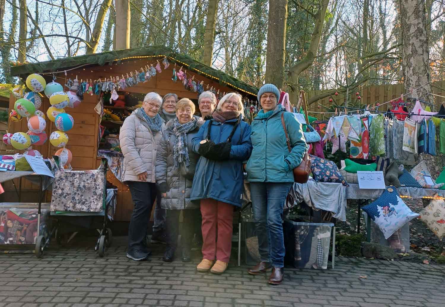 Die ZwAR-Gruppe Nähen ist am kommenden Wochenende wieder beim Adventsmarkt in der Freilichtbühne vertreten. Foto: privat