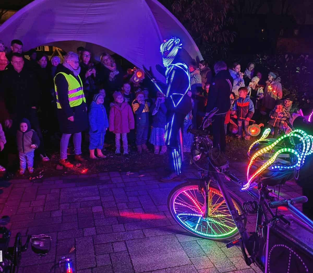 Laternen und leuchtende Fahrräder dominierten die St.-Martins-Feier in der Kita 