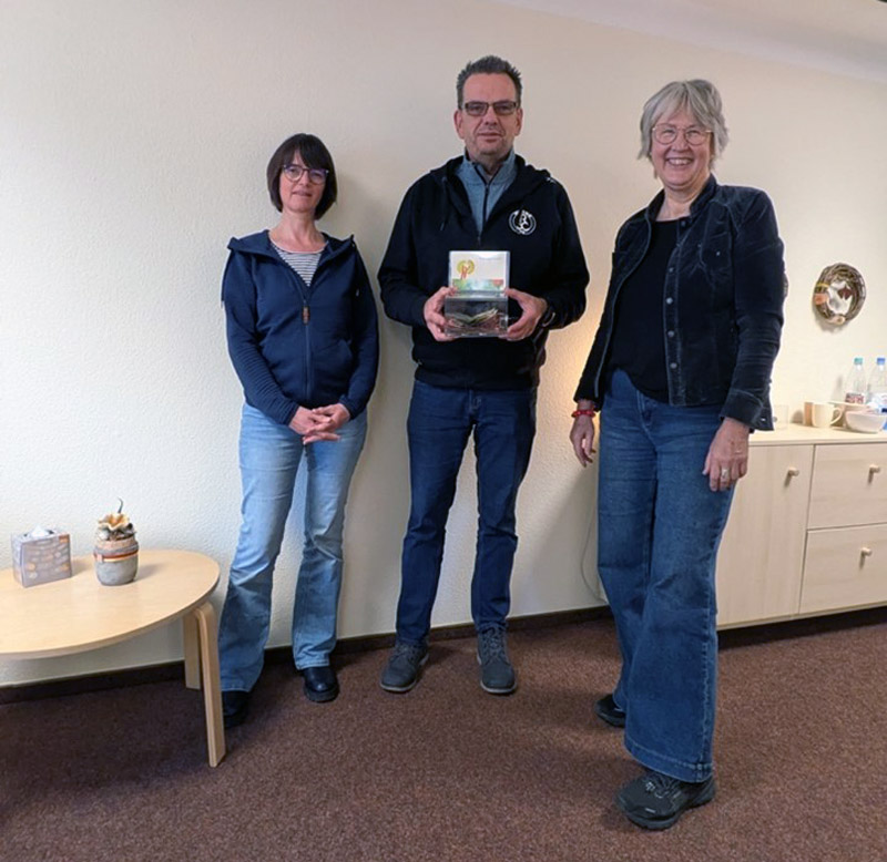 Anja Linker (links) und Martina Bußmann, Koordinatorinnen der Hospizgruppe Werne, freuten sich über die Spende des RSC Werne, vertreten durch den stellvertretenden Vorsitzenden Thomas Kimm. Foto: Verein